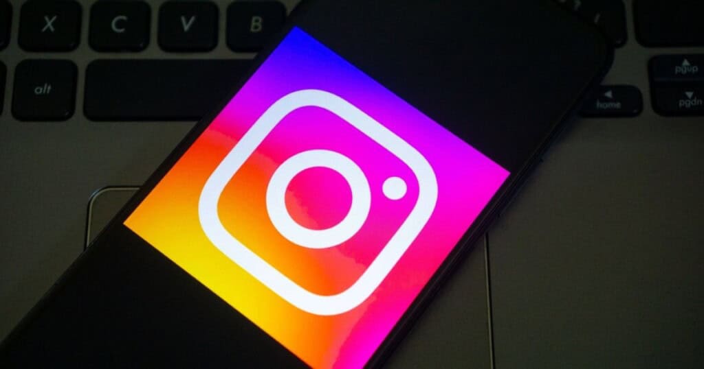 Teléfono móvil con el logo de Instagram en la pantalla.