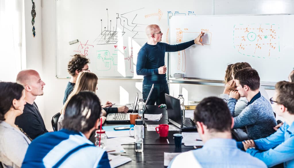 equipo de emprendedores trabajando refiriendose al nicho negocios