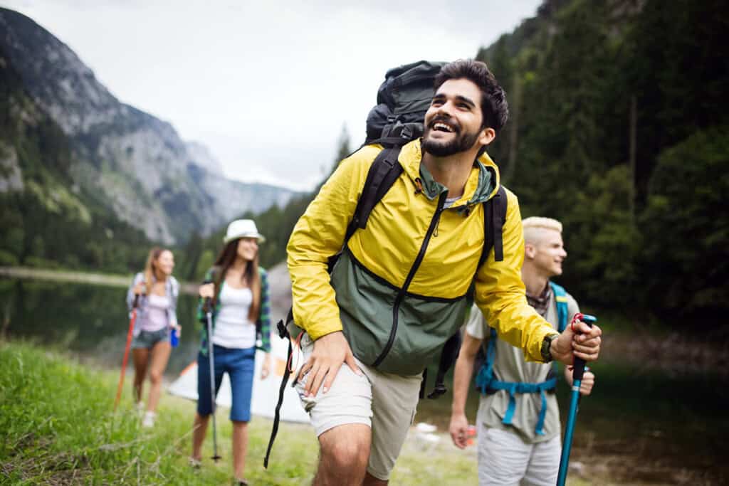 grupo de jovenes haciendo senderismo refiriendose al nicho de Turismo y Aventura