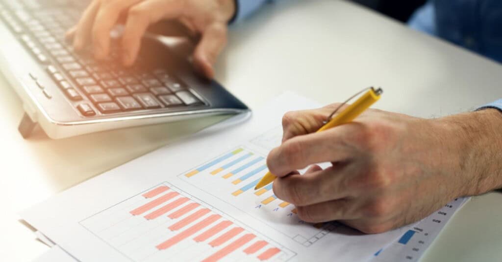 Infografía mostrando la automatización en el procesamiento de datos con IA.