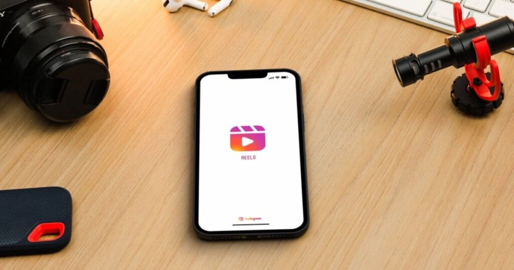 Primer plano de un teléfono móvil con el logo de Instagram iluminado en la pantalla.