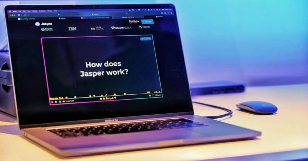 Infografía que destaca las principales características de Jasper AI, como generación de contenido, personalización de voz y optimización SEO.